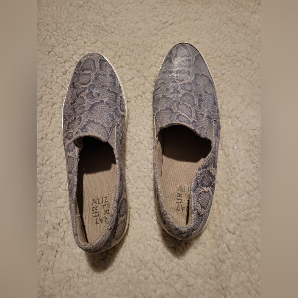 WOMENS NATURALIZER GRAY AND WHITE FAUX SNAKESKIN LEATHER SLIP ON SHOES SIZE 10